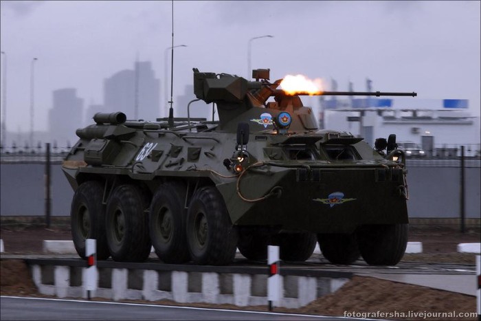 Xe chiến đấu chở quân BTR-82A của Nga phô diễn sức mạnh hỏa lực